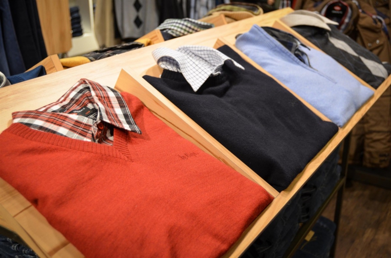 magasin-REVEST LES ROCHES-min_sweater_sweaters_shirts_exhibition_shop_shopping_shelf_buy-940699